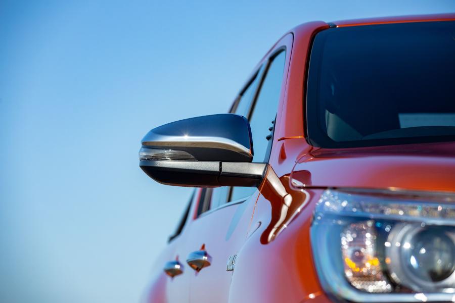 Детали экстерьера Toyota Hilux Invincible X Double Cab 2018 года  (UK) (фото 2 из 40)